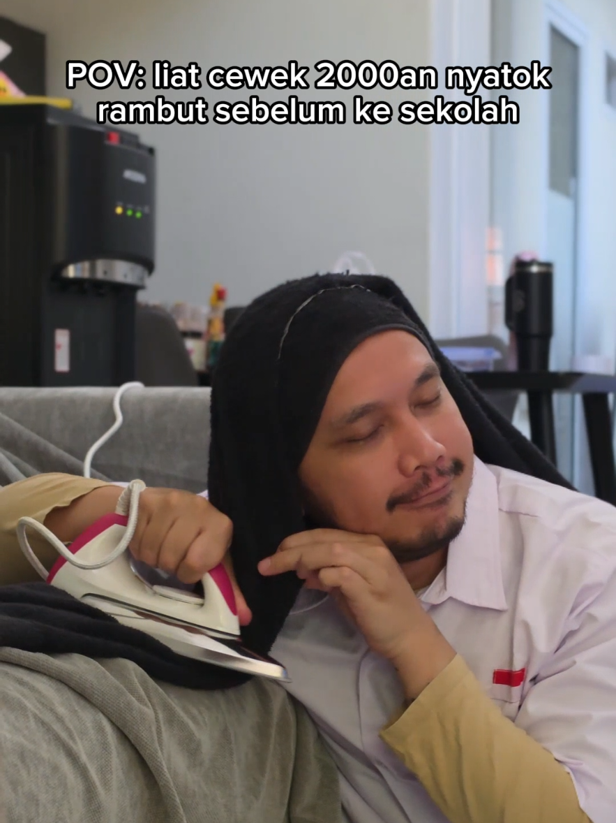 Jaman dulu standar cantik tuh rambut lurus doang, belum banyak syarat kayak sekarang