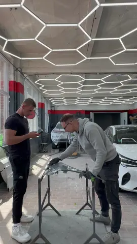 Ein Kuss auf die Stirn vom Chef bedeutet nie etwas Gutes😬😂 📍 Brühler Straße 55c, 42657 Solingen 📞 +49 1627378559 📧info.rc.smartrepair@gmail.com 🌐 rcsmartrepair.de #reels #lustig #werkstatt #lackiererei #solingen