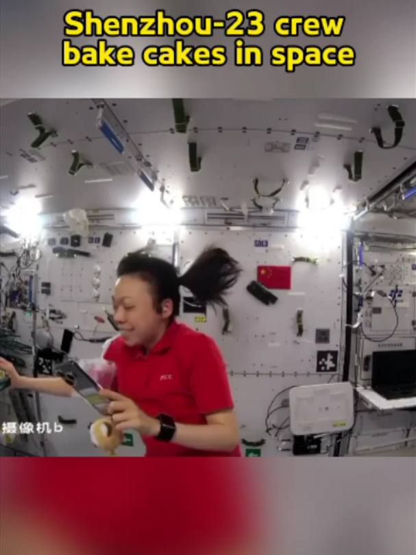 Watch as the Chinese Shenzhou-23 space crew bake cakes aboard the Tiangong space station, using pans built for microgravity. #Shenzhou23