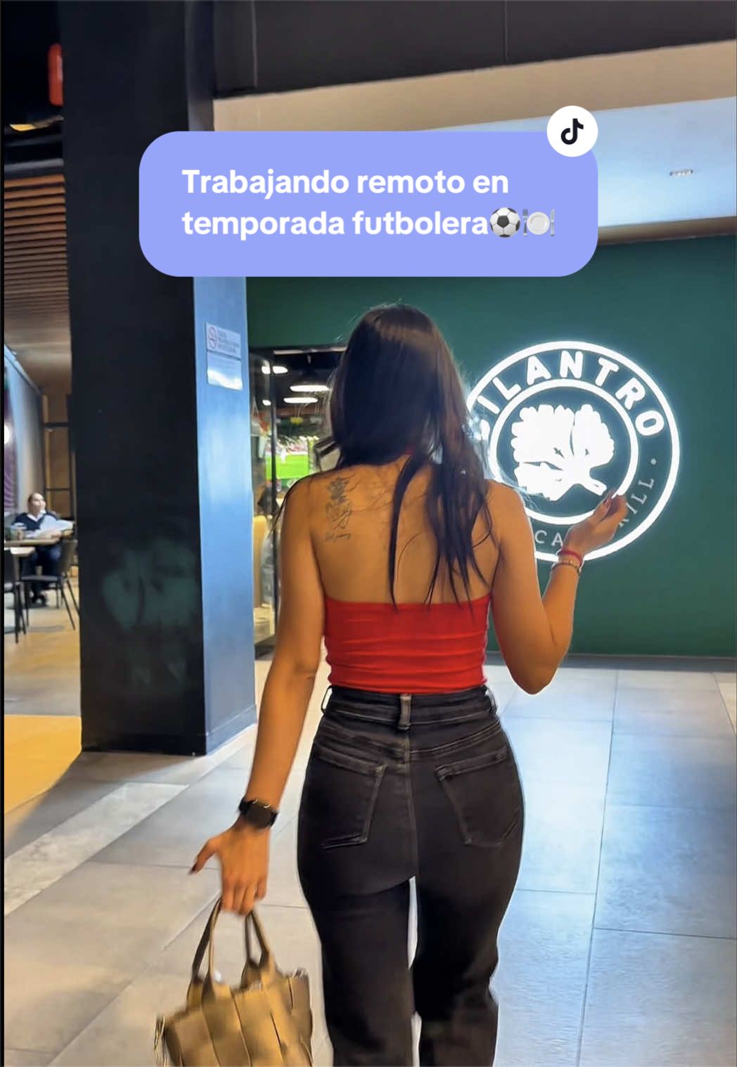 Mini vlog | Un día como trabajadora remota en plena temporada futbolera! 👩🏻‍💻⚽️ Los partidos cada vez se ponen mejores, así que ya no hay tiempo para perderse ninguno😂 y si no sé dónde verlo, entro al #MapaFoodie de @BAC El Salvador y se que encontraré un buen spot ✨   #TrabajoRemoto #Futbol #Comida #HOYTOCA