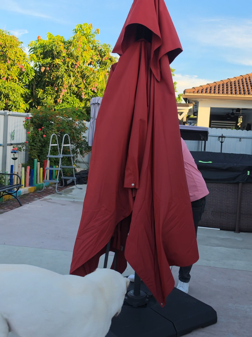 Sombrilla grande de aluminio duradera cin base incluida y muy facil de abrir y cerrar #sombrilla #verano #sol #calor #picina 