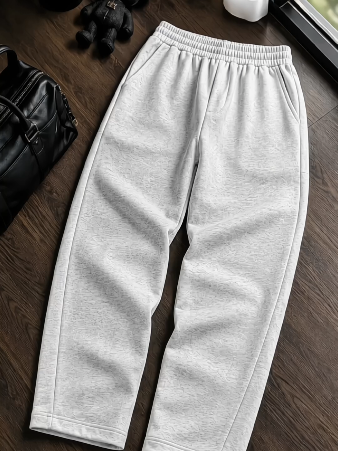 Quần jogger nam ống rộng chất cotton mềm mại, dày dặn, mặc thoải mái cả ngày. Form suông dễ phối với áo thun, polo hay hoodie, phù hợp đi học, đi chơi và tập luyện. #quanjoggernam #quannam #thoitrangnam #menswear #streetwear 
