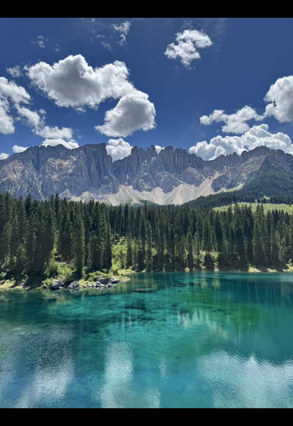 Un sogno, sembra uscito da un libro 🏔️ #dolomiti #lagodicarezza #dolomites #dolomitesitaly