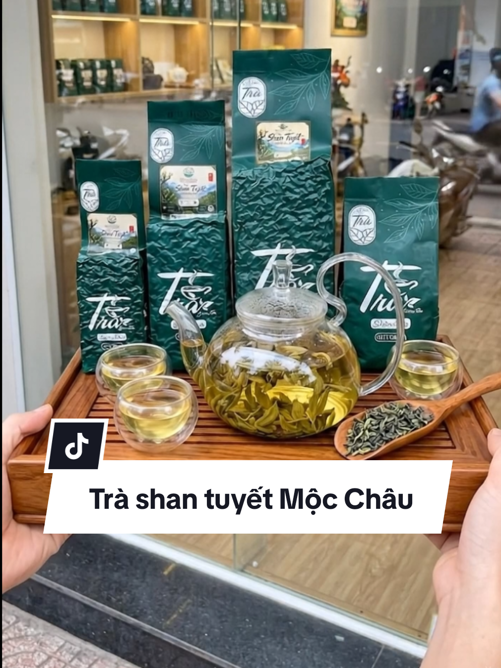 Trà Shan tuyết Mộc Châu là loại trà cổ thụ quý hiếm mọc trên độ cao 1.200m - 1.500m tại cao nguyên Mộc Châu. Nổi bật với búp trà phủ lớp lông tơ trắng mịn, trà mang đến hương thơm núi rừng Tây Bắc, vị chát dịu và hậu ngọt sâu, rất tốt cho sức khỏe #trashantuyet #trangon #tra 