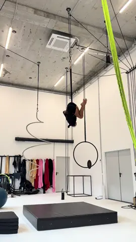 Straps dynamics💪🏽🥳 #circusartist #aerialstraps #acrobatic #dynamics 