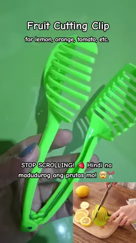 Gamit ang Fruit Cutting Clip, safe, mabilis, at pantay ang hiwa every time! Perfect para sa kids' snacks, baon, o panghanda. Less hassle, mas enjoy ang food prep!..I-click na ang yellow basket 🛒 bago maubos ang stocks! Sulit na, safe pa! #fruitcuttingclip #lemoncuttingclip #lemonslicer #lemonorangeslicer #fruitslicer #slicerclip #fruitcuttingtool #kitchencuttingtools #lemonclip 