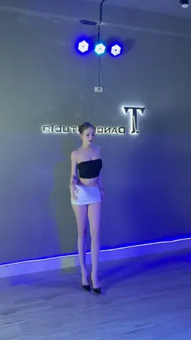 Nhạc lên là feel thui , học nhảy là để nghe dc nhạc nhảy được với mọi ngữ cảnh và tự tin với chính cơ thể của mình. Em chỉ hướng ce đến việc cảm nhận âm nhạc và feel để mình biết nhảy thực sự chứ ko học tổ hợp lập trình khó ứng dụng đâu ạ. Ce Đà Nẵng tham khảo lớp trực tiếp nhắn em nhó và ce ở xa tham khảo lớp onl nha 🙋🏻‍♀️🙋🏻‍♀️#fyp #xuhuong #viral #dancebar #daynhay 