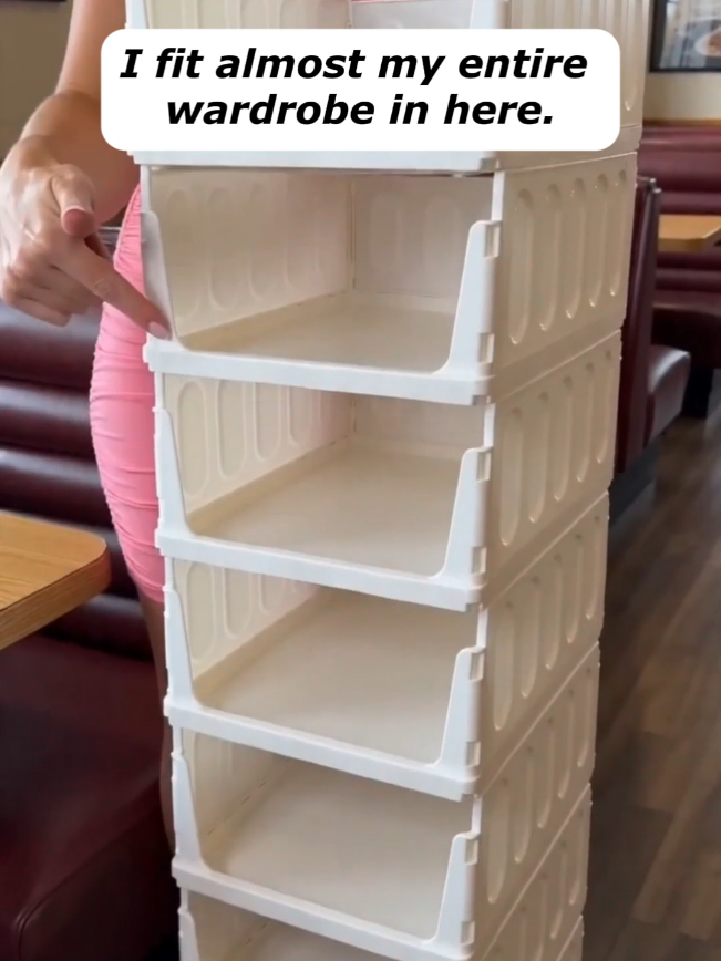 Añadí estas cestas de almacenamiento de plástico y de repente mi armario se siente mucho más organizado, ahora encontrar las cosas de mis hijos es súper fácil 😌 #homeorganization #declutter #weeklydeals  #summerwins #WorldCup