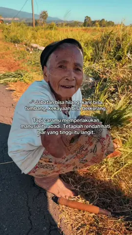 Ya Allah begitu kuatnya beliau, mendengar dari cerita beliau, beliau pernah jatuh tangannya patah mau di operasi beliau tidak berani, beliau sudah sepuh (sekitar 80thn) dengan keadaan seperti itu beliau masih bisa kuat beraktivitas mencari rumput untuk hewan ternaknya, sehat selalu mbah🥺🫶🏻 #GenZBelajarBaik 