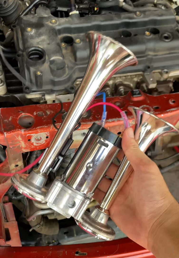 Your stock horn gets ignored. This one doesn't.#camionero #DealsforYouDays #rastrero #cornetaparacamiones #bocinaparacamion