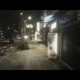DKTT- aldattın mı beni? bu sarkıya asıgım abı, asırı safe bir sarkı bayılıyorum resmen, mutlaka dinleyin. İşte yumuşacık ve kabaran klasik sade kek tarifi: Malzemeler 3 adet yumurta 1 su bardağı toz şeker 1 su bardağı süt Yarım su bardağı sıvı yağ 2,5 su bardağı un 1 paket kabartma tozu 1 paket vanilin Yapılışı Fırını 170°C'ye önceden ısıtın. Yumurta ve şekeri 4–5 dakika köpük köpük olana kadar çırpın. Süt ve sıvı yağı ekleyip karıştırın. Un, kabartma tozu ve vanilini eleyerek karışıma ilave edin. Pürüzsüz bir kıvam alana kadar karıştırın. Yağlanmış kek kalıbına hamuru dökün. Önceden ısıtılmış fırında 35–45 dakika pişirin. Kürdan testi temiz çıkıyorsa kekiniz hazırdır. Fırından aldıktan sonra 10 dakika dinlendirip kalıptan çıkarın. İpucu: Daha aromatik bir tat için hamura rendelenmiş limon veya portakal kabuğu ekleyebilirsiniz. Damla çikolata, kakao ya da ceviz ilave ederek tarifi kolayca çeşitlendirebilirsiniz. Afiyet olsun! 🍰 #dktt #dolukadehiterstut #aldattınmıbeni? #keşfet #fyppppppppppppppppppppppp 