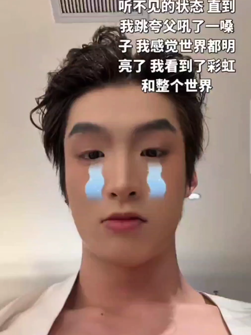 กงจ้าวโพส story 😍 แปล : เรื่องเกิดขึ้นเมื่อวานนี้ ผมอยู่บนเครื่องบิน เกิดอาการหูอื้อ หูด้านขวาของผมหนวกสนิททั้งวันเลย จนกระทั้งผมตีลังกาและคำรามเสียงดังออกมา จึงได้รู้ว่ามันโล่งมาก เหมือนเห็นสายรุ้งกินน้ำ 😄😄 ขำแมวน้อย วันหลังเจี่ยเจียแนะนำว่า เวลาอยู่บนเครื่องบินให้กลืนน้ำลายไว้นะ หูจะไม่อื้น  #กงจ้าว #gongzhao #龚钊 