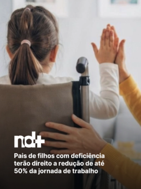 Pais de filhos com deficiência poderão ter direito à redução de até 50% da jornada de trabalho, sem diminuição do salário, caso um projeto de lei avance no Congresso Nacional. A proposta foi aprovada, em caráter conclusivo, pela CCJ (Comissão de Constituição e Justiça e de Cidadania) da Câmara dos Deputados nesta quinta-feira (9) e seguirá para o Senado. O texto altera a CLT para garantir o benefício aos empregados responsáveis por dependentes com deficiência, ampliando o alcance da proposta original, que previa a medida apenas para responsáveis por pessoas do TEA (espectro autista) ou síndrome de Down. Se o projeto virar lei, trabalhadores com dependentes com deficiência poderão solicitar a redução da carga horária sem sofrer corte salarial. O percentual da redução poderá chegar a até 50% da jornada, mas será definido individualmente por meio de uma avaliação biopsicossocial, que deverá ser realizada pelo menos a cada dois anos. Conforme o resultado dessa análise, o benefício poderá ser ampliado, mantido, reduzido ou até suspenso. Apesar da aprovação na CCJ em caráter conclusivo, a proposta ainda não virou lei. O texto poderá seguir diretamente para análise do Senado Federal, desde que não haja recurso para que seja votado pelo plenário da Câmara dos Deputados. Somente após aprovação nas duas Casas do Congresso e sanção presidencial a mudança poderá entrar em vigor. Siga @ndmais Créditos: Reprodução/ND Mais #Direitos #Inclusão #PessoaComDeficiência #CongressoNacional #Brasil