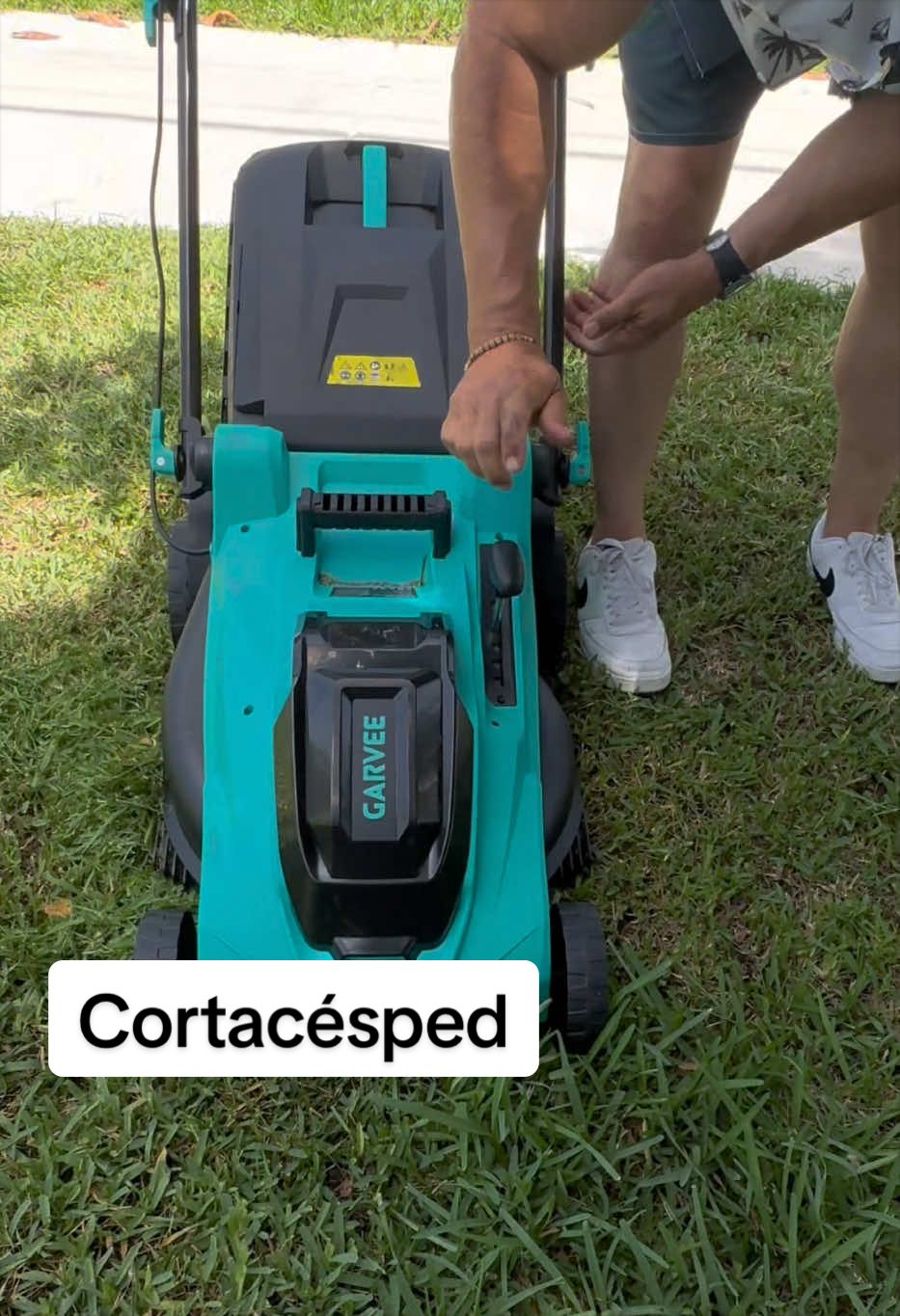 Cortacésped Inalámbrico GARVEE 40V con Motor Brushless y Batería Recargable Olvídate de los cables y de las cuerdas de arranque. Este cortacésped inalámbrico GARVEE es ligero, potente y fácil de usar. Solo presiona un botón para empezar a cortar el césped con un acabado limpio y uniforme. Su motor sin escobillas ofrece un rendimiento eficiente, mientras que la batería de 40V proporciona hasta 45 minutos de autonomía para jardines pequeños y medianos. Además, incluye bolsa recolectora y función de triturado para mantener tu jardín impecable. Toca el carrito naranja y llévate el tuyo. #GARVEE #CortacespedInalambrico #HerramientasDeJardin #JardinPerfecto #TikTokShopFinds