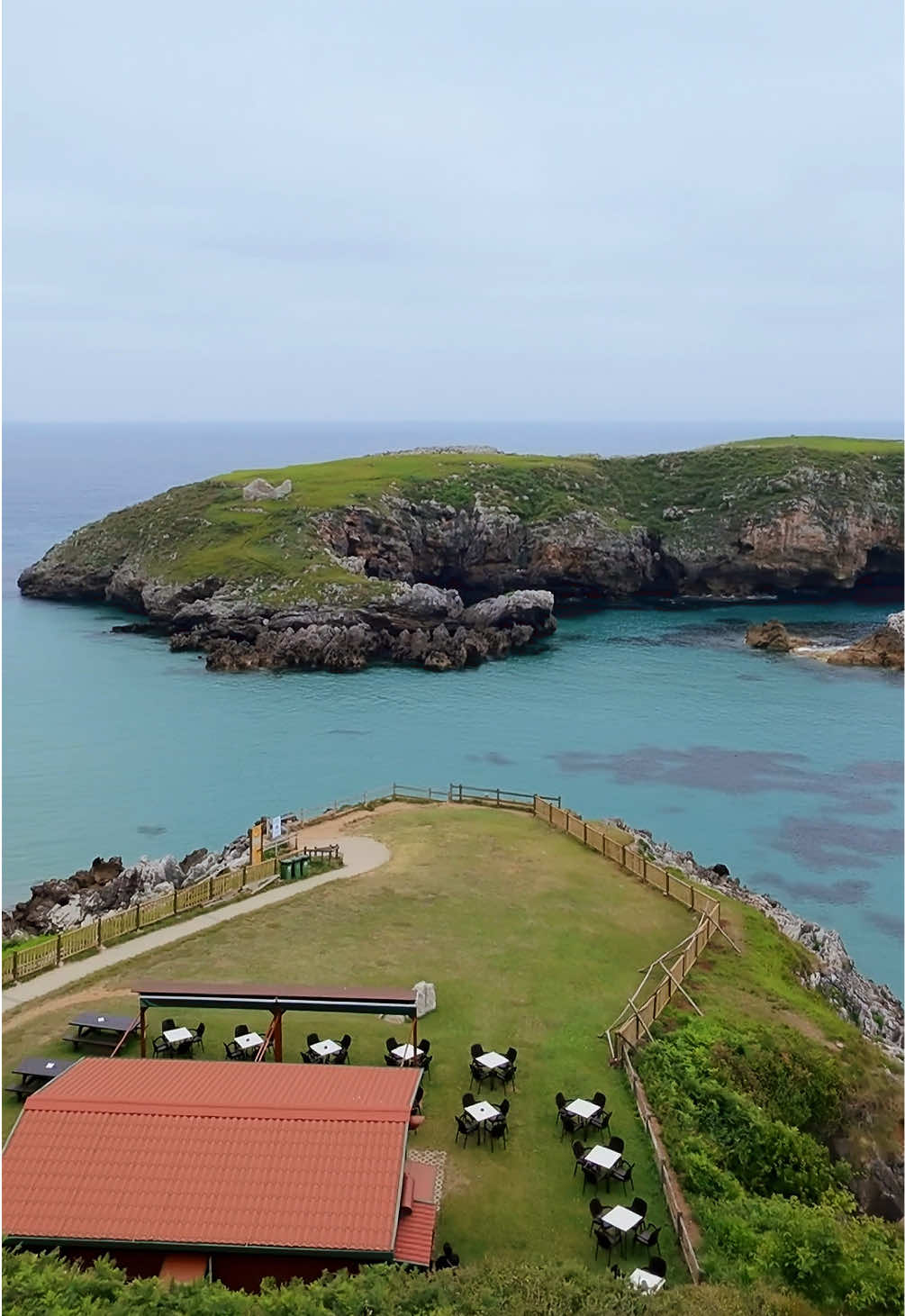 Hay caminos que invitan a bajar el ritmo. 🌿💙 Este, camino a la Playa de Cué, te lleva entre naturaleza y mar hasta uno de esos rincones donde todo parece ir más despacio. #Llanes #PlayaDeCué #Asturias #Naturaleza #MarCantábrico