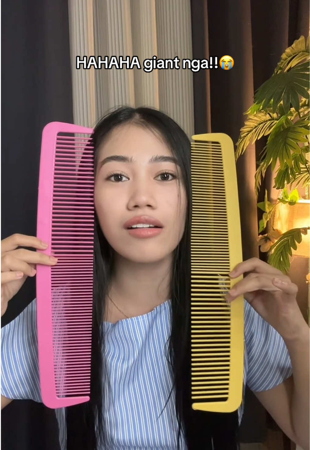 Totoo ang lakiiii!!! HAHAH😭 Giant comb nga! #bigcomb #bigcombforhair #bigcombprank #combhair #Giantcomb 