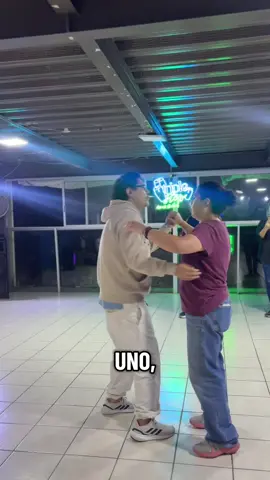 💃 ¿Quieres mejorar tus vueltas en salsa y cumbia? En este video te explico una vuelta paso a paso para que la practiques y la hagas con más seguridad. ¡Guarda este video y sígueme para más tips de baile! 🔥 #Salsa #Cumbia #Baile #AprendeABailar #TripleStep