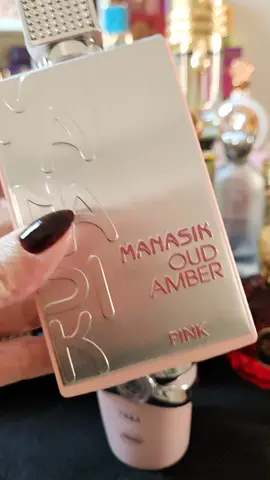 🌸✨ Manasik Oud Amber Pink ✨🌸 Um perfume feminino sofisticado que combina a delicadeza das flores com a intensidade do oud e o calor do âmbar. Elegante, envolvente e perfeito para quem ama deixar um rastro marcante. 💖 Notas olfativas: 🍓 Topo: Frutas Vermelhas, Rosa e Pimenta Rosa 🌸 Coração: Âmbar Dourado, Peônia e Oud 🤍 Fundo: Baunilha, Patchouli e Almíscar Branco ✨ Ideal para noites especiais, encontros ou para quem quer exalar feminilidade e luxo em qualquer ocasião. Yara #PerfumeÁrabe #Manasik #OudAmberPink #TikTokShop #Perfumes   