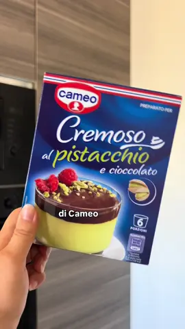 Quando ho voglia di un dolce ma fuori fa troppo caldo per mettermi a cucinare cose impegnative, scelgo sempre qualcosa di semplice e veloce💚✨ Il cremoso al pistacchio e cioccolato di Cameo si prepara in pochi minuti ed è perfetto per togliersi uno sfizio senza complicarsi la vita. Cremoso, goloso e davvero buonissimo! 😍 Voi cosa preparate quando avete voglia di dolce ma zero voglia di accendere il forno? 🍫🌿 @cameoitalia  | Cameo | Dolci estate | Cremoso Pistacchio Cioccolato | UGC food | food | cucinare |  #cameo #dolci #ugcfoodcontent #ugc #ugccreator 