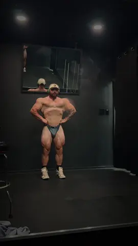Forever working. #flex #bodybuilding 