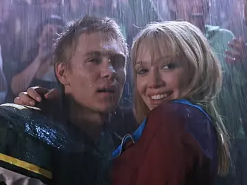 The best cinderella story #acinderellastory #cinderellamovie #chadmichaelmurray #hilaryduff #romcom  @soloslogoless    