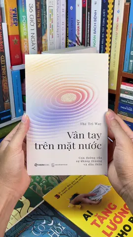 Vân Tay Trên Mặt Nước - là hành trình đi sâu vào nội tâm con người, nơi những tổn thương, ký ức và trải nghiệm tưởng chừng đã trôi qua vẫn để lại những “dấu vân tay” vô hình trong suy nghĩ và cách chúng ta sống mỗi ngày. #sach #sachhay #BookTok #tiktokshop #vantaytrenmatnuoc 