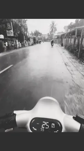 “một mình chạy trong mưa”.