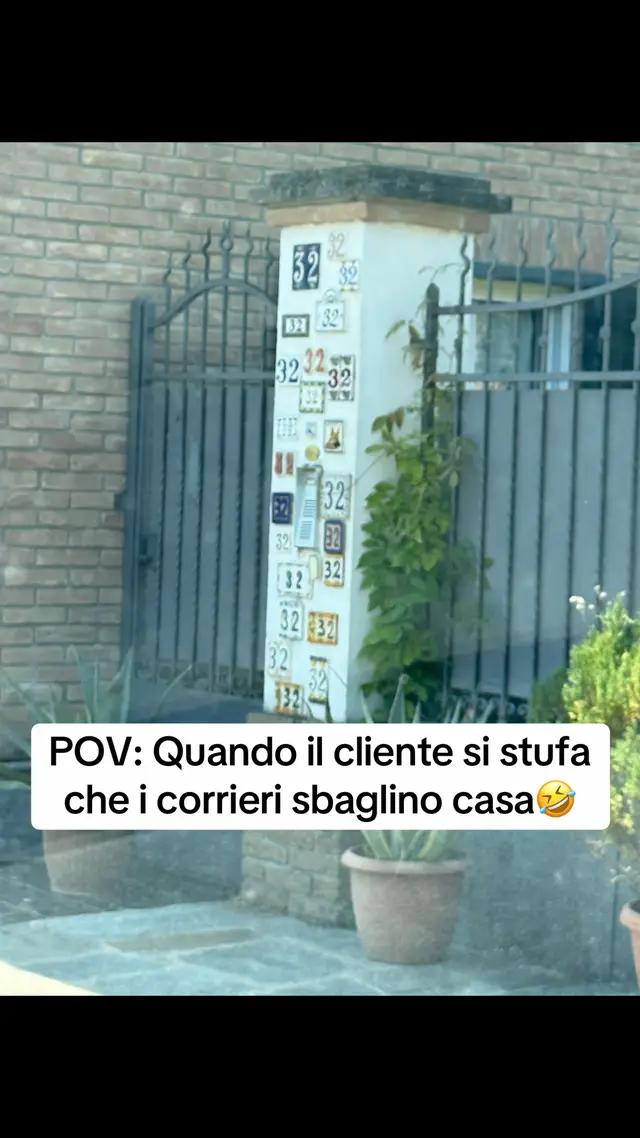 L’ho trovata durante una consegna e non potevo non farvela vedere. 😂 Secondo me il proprietario, dopo qualche consegna finita alla casa sbagliata, ha deciso di non lasciare più dubbi sul numero civico. 🤣 Voi ne avete mai viste di case così? 👇🚚 #Amazon #amazonflex #deliverydriver #rider #corriere 