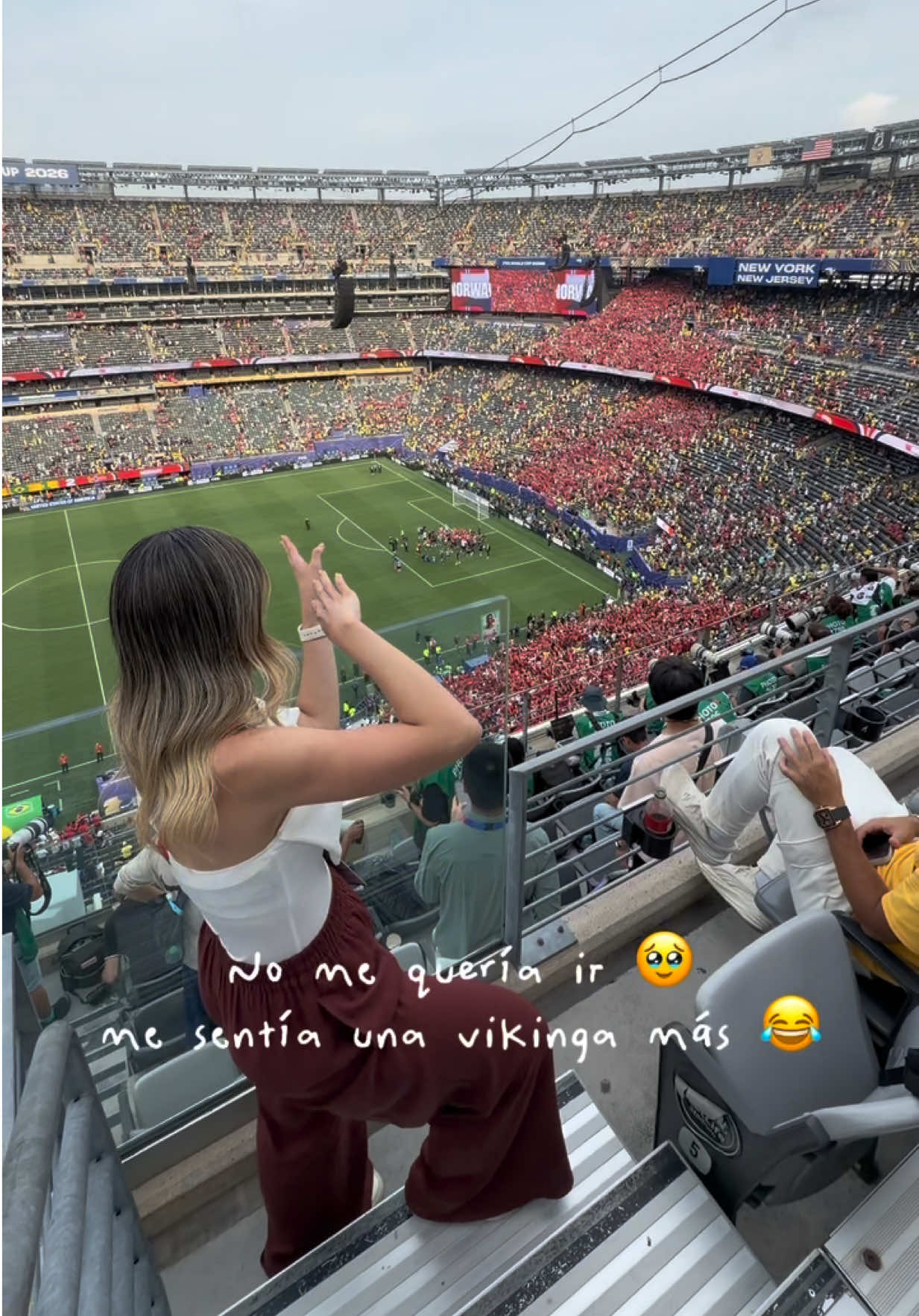 POV: Viviendo el show de Haaland y la clasificación de Noruega 🇳🇴…🤩 Hoy vuelven a la cancha y aunque Inglaterra es favorita, los noruegos se robaron nuestro corazón.♥️ Moría por ver el remo vikingo en vivo.😁 Gracias a Dios por esta experiencia maravillosa.🥹🙏🏼 Luego le subo un video de cómo fue la zona mixta donde conseguimos entrevistar a Vini Jr., a Orjan Nyland y al androide, Erling Haaland.🎙️