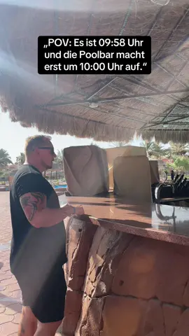 Noch nicht mal 10 Uhr, aber an der Poolbar herrscht schon höchste Einsatzbereitschaft. Deutsche im All-inclusive-Urlaub kennen diesen Moment einfach zu gut. #Poolbar #AllInclusive #Urlaub #DeutscheImUrlaub #HausmeisterKrause 