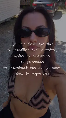 Quand tu commences à travailler sur toi-même, au début tu as envie que tout le monde suive ce chemin tellement il t'enrichit et te permet d'être une meilleure personne.  Et puis... au bout d'un moment tu comprends que c'est une voix que tu peux emprunter seulement si TOI tu le veux vraiment, et là tu commences à avoir de moins en moins de tolérance face aux personnes qui n'évoluent pas, qui sont dans la négativité permanente, qui manquent d'ouverture d'esprit.  #developpementpersonnel #psychologie #mindset #entrepreuneurs  CRÉATRICE UGC  UGC LIFESTYLE  UGC FRANCE  CÔTE D'AZUR  NICE ANTIBES CANNES MENTON