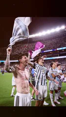 Không cần nói quá nhiều. Chỉ cần nhìn nụ cười của Messi là đủ biết Argentina vừa viết tiếp một chương mới trên hành trình chinh phục World Cup. 🇦🇷🔥 Cả đội – một trái tim. Cả đất nước – một niềm tin. Argentina không chỉ chiến thắng, họ còn khiến cả thế giới cảm nhận được tình yêu bóng đá. Bán kết, chúng tôi đến đây #lionelmessi #goat🐐 #worldcup #argentina #ttxuhuong 