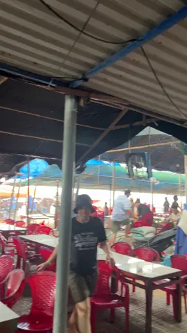 Ngay lúc này tại bãi biển Lagi Bình Thuận, mưa gió khá to, mọi người đang bơi phải bỏ chạy vào trong để trú mưa gió. #viral #lagi #bão 