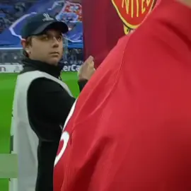 Pada 15 April 2009, Cristiano Ronaldo mencetak salah satu gol paling ikonik sepanjang sejarah saat membela Manchester United melawan FC Porto pada leg kedua perempat final Liga Champions. Di menit keenam, ia melepaskan tembakan jarak jauh dari jarak sekitar 36 meter yang meluncur deras ke pojok gawang. Gol ini mengantar United menang 1-0 dan melaju ke  semifinal #cristianoronaldo #muunited #lewatberanda #fotballtiktok 