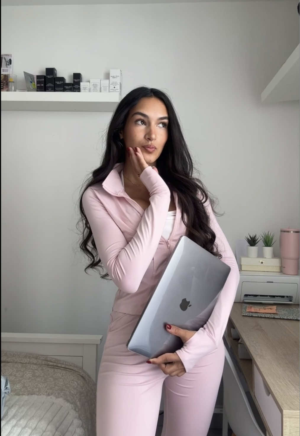 Et si tu prenais enfin le temps de créer la version de toi que tu rêves de devenir ? ✨ - Un après-midi pour travailler ton Personal Branding :  🤍 définir ta version de rêve ✨ créer une routine de vie alignée avec tes objectifs 👗 trouver ton style et ton identité visuelle - Atelier de création de parfum sur mesure :  🪽Crée ton parfum unique avec des matières de qualité, pensé pour révéler ta personnalité. ✨ Samedi 18 juillet   🕙 De 10h à 12h  🏨 Hôtel 4* Golden Tulip Marseille 🎟️ places limitées, prends ta place via le lien en bio #ateliermarseille #bestievibesonly #bffgoals #activitemarseille #weekendmarseille 