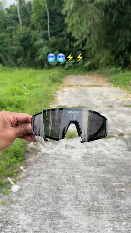 Kacamata Hitam Cocok di pakai buat bersepeda maupun olahraga #kacamatahitam #kacamataolahraga 