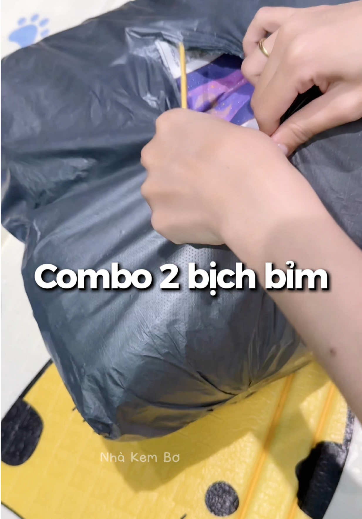 Bỉm này nó thấm hút đêm tới sáng cục bỉm cũng cả ký á 😂. Nhỏ anh nó uống nước nhiều nên thấm đã luôn. #bimchobe #bejoyle #mevabe #NhaKemBo #chamsocbeyeu 