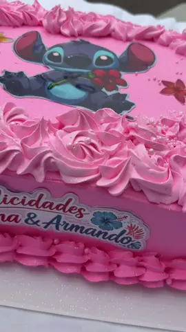 Pastel de vainilla y chocolate relleno de  durazno y fresas #cake #pasteldestitch #stich #pastelpersonalizado #pastelrosa 