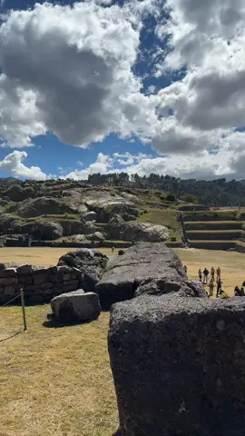 Sacsayhuamán no cautiva únicamente por la magnitud de sus piedras, sino por la extraña lucidez que despierta en quien lo recorre . Uno llega convencido de que visitará un sitio arqueológico y termina descubriendo algo mucho más difícil de nombrar: la sensación de pertenecer, aunque sea por un instante, a una historia infinitamente más vasta que la propia. Porque existen lugares que sobreviven a los imperios, a los siglos e incluso a la memoria. Y cuando finalmente los encuentras, comprendes que la verdadera herencia de una civilización no es aquello que dejó escrito, sino aquello que aún es capaz de despertar siglos después.   #sacsayhuaman #cuscoperu🇵🇪 #hiddengems #timelessplaces #naturephotography 