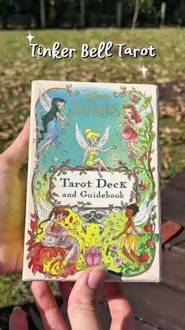 Não tava preparada pra esse deck ser tão lindo assim. 🥹🧚 Já sei que vou usar muito ele nas minhas leituras. 💚 Me diz: vocês fariam uma leitura com esse deck? 👀 #tarot #tinkerbell #tarottinkerbell #deckdetarot #cartomancia         