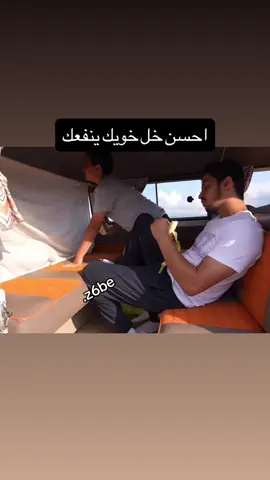 يعد برج المملكة واحدًا من أبرز المعالم المعمارية في الرياض، ورمزا حديثًا يعكس تطور المملكة العربية السعودية ونهضتها العمرانية. منذ افتتاحه، أصبح البرج وجهة رئيسية للسكان والزوار، ليس فقط لارتفاعه المميز، بل أيضًا لما يقدمه من مرافق متنوعة وتجربة فريدة. تم افتتاح برج المملكة عام 2002، وهو مشروع تابع لشركة شركة المملكة القابضة التي يملكها الأمير الوليد بن طلال. يبلغ ارتفاع البرج حوالي 302 متر، ويتكون من 99 طابقًا، ما جعله لفترة طويلة أحد أطول المباني في الشرق الأوسط، تضميمه الفريد الذي يُشتبه فتحة القوسة فلي عط أعلاه يميزه عن بقية ناطحات السلحاب، وقد، صمم ليكون تحفة معمارية تجمع بين الحداثة والهوية المحلية. يضم البرج مجموعة واسعة من المرافق، منها مكاتب إدارية، وشقق سكنية فاخرة، بالإضافة إلى فندق فورسيزونز الرياض الذي يعد من أفخم الفنادق في المدينة. كما يحتوي على مركز تسوق ضخم يعرف باسم مملكة مول، ويضم العديد من العلامات التجارية العالمية والمطاعم الراقية. من أبرز معالم البرج 
