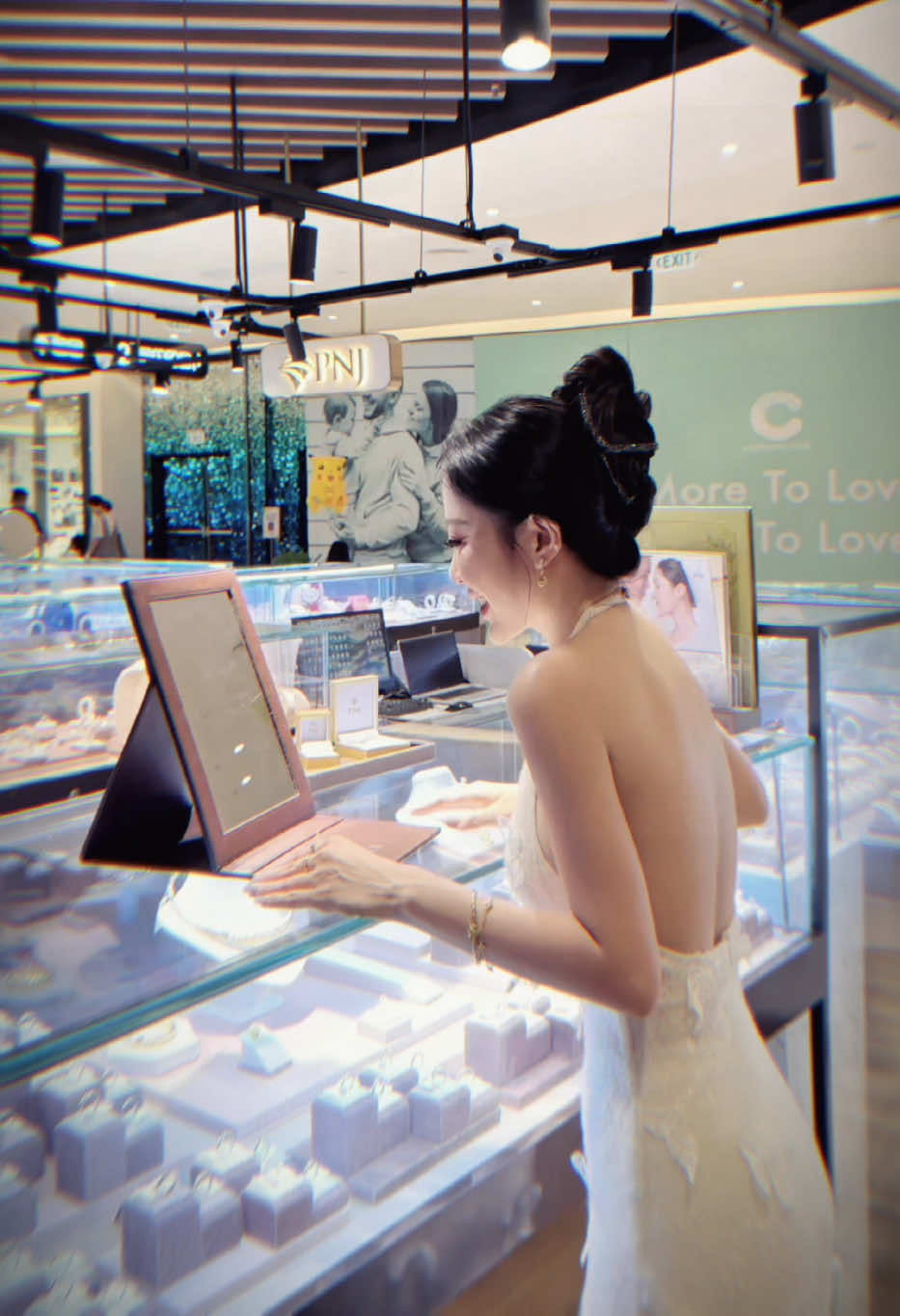 - Em cảm thấy em là người xấu hay người tốt? Em là người đẹp 👑 #miuuim #outfit #fyp #pnj #crescentmall 