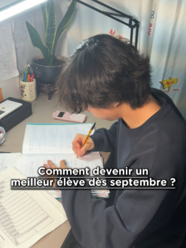 Lis la description 👇 Devenir un meilleur élève ne demande pas forcément de travailler 5 heures par jour. La différence se joue souvent dans les petites habitudes que tu répètes chaque jour : -Arrive en cours avec l’objectif de comprendre, pas seulement de recopier. -Mets-toi dans un environnement qui facilite ta concentration. -Pose des questions dès que quelque chose n’est pas clair. -Révise régulièrement au lieu d’attendre la veille d’un contrôle. Utilise tes temps libres pour avancer au lieu de toujours les laisser disparaître. Un excellent élève n’est pas forcément celui qui travaille le plus. C’est souvent celui qui sait mieux utiliser son temps, son énergie et son attention. La rentrée peut être le début d’une vraie transformation si tu changes tes habitudes dès maintenant. 👉 Commente « Aide » sur insta (maximelim) si tu veux recevoir le guide du 20/20 pour exceller en cours sans sacrifier ta vie personnelle ! (gratuit)