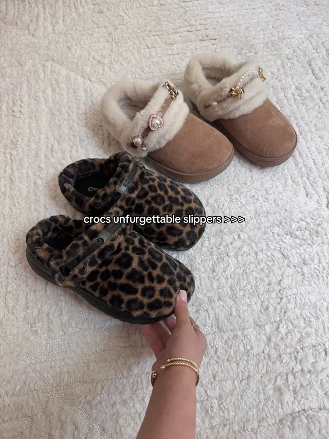 hard bottoms so you can wear them anywhere really crocs just relaunched these crocs unfurgettable clog slippers 🤌🏼👌🏼✨🦶 #crocs #tiktokshopcreatorpicks 
