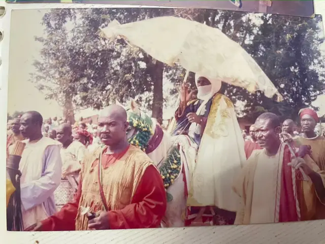 🙏 Qu’Allah accorde Son Paradis à feu Sa Majesté Abdul Kadiri Bello. Abdoul Kadiri Bello fut le 19ᵉ Lamido de Tibati, dans le département du Djérem, région de l’Adamaoua au Cameroun. : Il a dirigé le Lamidat de 2004 à 2008. Il succède à Mohamadou Barkindo (18ᵉ Lamido, 1981–2004) et sera remplacé en 2008 par El Hadj Hamidou Mohaman Bello (20ᵉ Lamido). Comme ses prédécesseurs, il incarnait une autorité religieuse, coutumière et administrative, reconnue par l’État comme chefferie traditionnelle de premier degré. Il a poursuivi la mission de maintenir la cohésion entre les différentes communautés du Djérem. est une figure de transition dans l’histoire du Lamidat de Tibati, reliant l’ère de Mohamadou Barkindo à celle de Hamidou Bello.