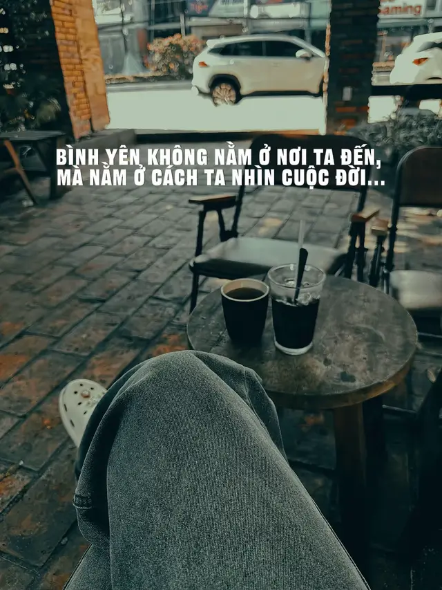 Giữa những ồn ào và vội vã của cuộc sống, đôi khi điều ta cần không phải là thêm một bước tiến, mà là một khoảng lặng. Bình yên không phải là khi mọi thứ trở nên hoàn hảo, mà là khi lòng mình thôi chao đảo trước những điều không như ý. Đó có thể chỉ là một buổi chiều ngồi lặng im, nghe gió thổi qua, hay một tách trà ấm trong tay khi lòng không còn vướng bận. Cuộc sống vốn dĩ xô bồ, người người chạy theo những mục tiêu, những ước mơ, đôi khi quên mất cách sống chậm lại. Nhưng rồi sẽ có lúc ta nhận ra, nhẹ nhàng mới là thứ giữ mình ở lại lâu nhất. Không cần phải hơn thua, không cần phải cố gắng chứng minh với ai điều gì, chỉ cần mỗi ngày trôi qua, lòng mình vẫn an, vậy là đủ. Bình yên không nằm ở nơi ta đến, mà nằm ở cách ta nhìn cuộc đời. Khi ta học được cách buông bớt, nghĩ ít đi, và trân trọng những điều nhỏ bé, cuộc sống tự nhiên sẽ trở nên dịu dàng hơn. Và khi đó, giữa bộn bề này, ta vẫn có thể mỉm cười, như thể mọi thứ đều đang ở đúng nơi nó thuộc về.#moingaymotbannhac #tamsu #tamtrang #tamtrangbuon #cuocsong 