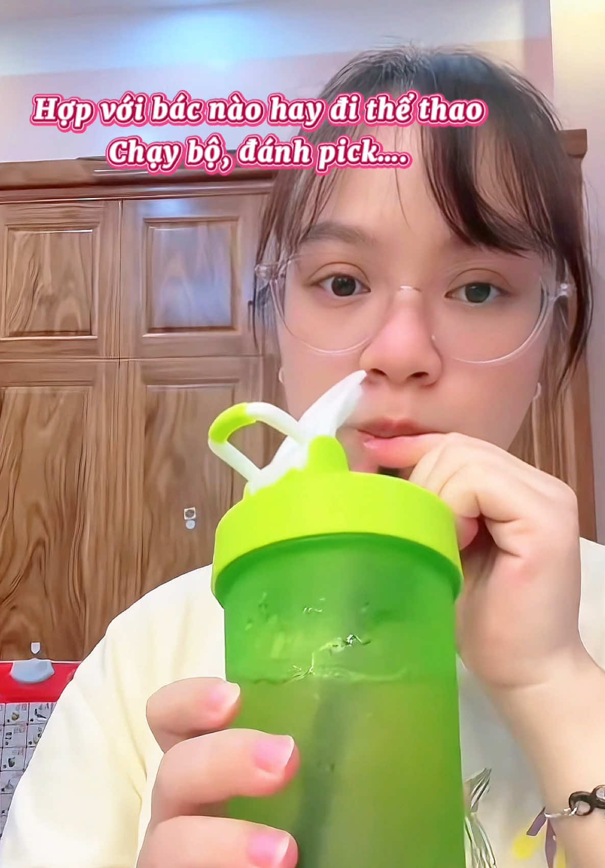 Uống nước khoáng mặn Quang Hanh mỗi ngày để bổ sung khoáng chất tự nhiên, hỗ trợ bù nước, giúp cơ thể sảng khoái và duy trì cân bằng điện giải. Một thói quen nhỏ nhưng mang lại cảm giác khỏe khoắn hơn mỗi ngày. 💙💧 #NuocKhoangQuangHanh #SongKhoeMoiNgay #BoSungKhoangChat #NuocKhoangMan #mebimreview 