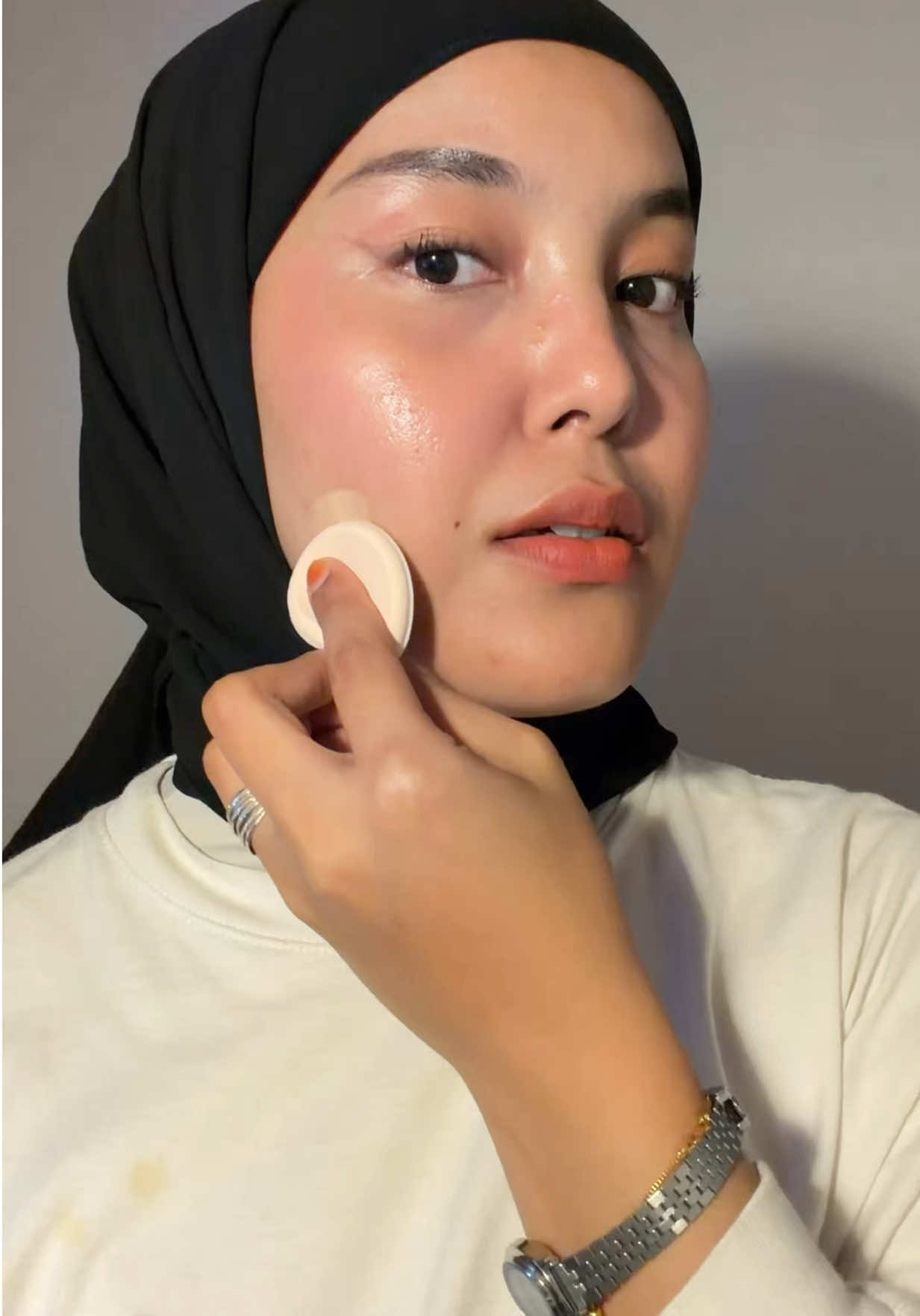 Lurve dooh dah ada yang small size so senang la bawak p mana mana hihi🤭🤏🏼 #compactpowder  #g2gtwowaycake #minipowder #powderfoundation  #g2gmy 