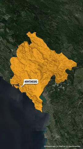 Anzeige | This is 👇🏻📍🏍 🇲🇪 MONTENEGRO 👉🏻 | FREE GPX & BALKAN TOUR 👉🏻 | www.motourvibes.de Wir posten regelmäßig die besten Strecken, also FOLLOW, SAVE und REPOST das Video 🔥🚀  ⚠️👀 INFORMATION ROUTE ⚠️👀 Die Serpentinen gehören zu den bekanntesten Straßen Montenegros und führen mit rund 25 engen Kehren vom Meer hinauf in das Lovćen-Gebirge. Die Fahrbahn ist schmal, teilweise ohne Leitplanken und verlangt besonders in den Spitzkehren präzises Fahren sowie Aufmerksamkeit bei Gegenverkehr. Mit jeder Kehre öffnet sich der Blick weiter über die Bucht von Kotor, die zu den größten Naturhäfen Europas zählt. Gerade in den oberen Abschnitten entstehen spektakuläre Panoramablicke auf das tiefblaue Wasser und die umliegenden Berge. Für Motorradfahrer verbindet die Strecke technische Kurvenarbeit mit einer der beeindruckendsten Aussichten des Balkans – ein echter Klassiker, den man einmal gefahren sein sollte. Kotor Serpentinen📍 📸🚀 | FOLGT UNS FÜR MEHR @motourvibes #motorrad #motorradreise #motorradtour #BALKAN #inspiration 