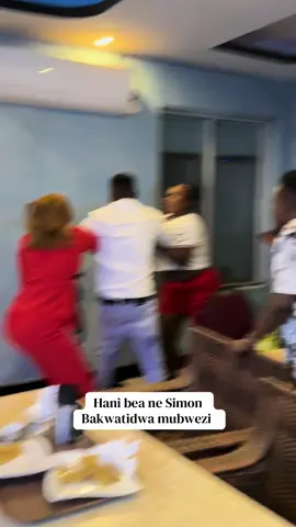 Hani Bea ne Simon babakyatide mubwezi #foryoupage #trizzymedia #fight 